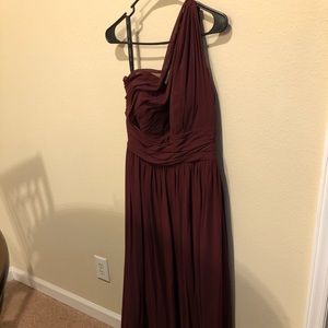 Beautiful one shoulder flattering dress!!